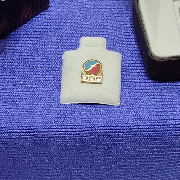 O.C. Tanner Freeman Hospital 35 Year Service Lapel Pin 10K Gold W/ Original Box - Picture 3 of 10